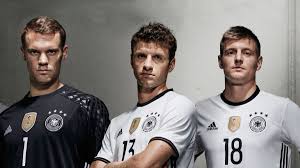 Nie mehr im deutschland trikot wird bastian schweinsteiger spielen, der seine nummer 7 an julian draxler weiterreichte. Die Ruckennummern Des Dfb Teams Zur Fussball Wm 2018 Fussball
