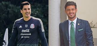 El comportamiento del delantero mexicano de la real sociedad molesta a sus compañeros. Quien Es El Galan Del Futbol Mexicano Memo Ochoa O Carlos Vela Clase