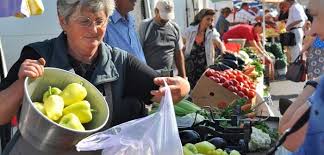 Desi e sezonul fructelor si al legumelor, acestea costa destul de mult. Taxa In Pietele Volante Din Timisoara Pentru Agricultorii Care Vin Cu