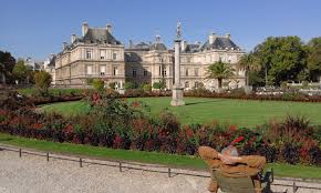 Son style est l'emblème du design français, une expression de la culture française faite meuble ! Metido En Jardines Jardines De Luxemburgo Paris Francia