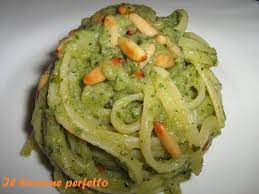 Una volta intrecciata tutta la pasta sfoglia e ricoperto la superficie spennellate con l'uovo battuto in maniera uniforme. Pasta Con Crema Di Zucchine Acciughe E Pinoli Ilbocconeperfetto