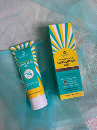 Kemasannya yang membawa aura keceriaan dan harga yang masih sangat terjangkau menjadi poin plus. Rekomendasi Suncsreen Harga Terjangkau Review Organic Sunscreen Gel Spf45 Azarine Diary Adindarara