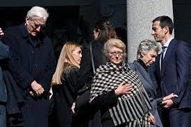 Gli agnelli sono una famiglia di imprenditori italiani, celebre soprattutto per la fondazione e dirigenza della fiat e la proprietà della juventus. Il Funerale Di Marella Agnelli La Repubblica