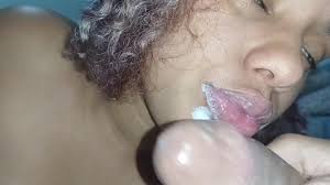 трахает его мокрый член спермой в заднюю часть моего горла, пока смотрит  грязное порно, и снова сильно эякулирует