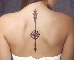 Pfel Tattoo Mit Bussole Als Rucken Tattoo Idee Fur Frauen Tattoos Fur Jungs Tattoo Rucken Tattoo Ideen
