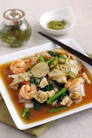 Thai Rad Na Ladna Or Flat Noodles With Gravy Rasamalaysia Com Asian Stir Fry Recipe Rad Na Recipe Recipes