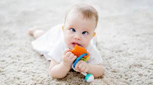 Mein kleiner schielt desöfteren, mein ka meinte in dem alter darf er das noch, da die kleinen die augen noch nicht so steuern können ! Schielen Bei Babys Lieber Fruh Checken Lassen Eltern De