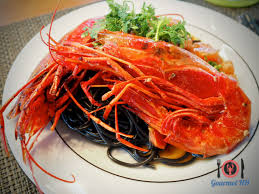 Laden sie lizenzfreie carabineros, große rote garnelen stockfotos 17420095 aus depositphotos' kollektion von millionen erstklassiger stockfotos, vektorbilder und illustrationen mit hoher auflösung. Carabineros In Brandy Buttersauce Auf Schwarzen Spaghetti