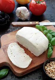 A Quick And Easy Recipe For Raw Vegan Cashew Mozzarella That Requires Only 4 Ingredients And Comes Pretty Raw Food Recipes Vegan Cheese Recipes Vegan Recipes