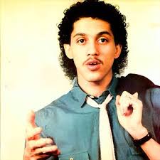 Plátano maduro no vuelve a verde y el tiempo que se va no vuelve”… Nelson  grabó dos producciones antes de pegar este hit que se convirtió en un  clásico del merengue. Nelson