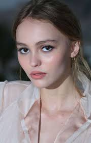 Lily-Rose Depp entre dans l'histoire de Chanel
