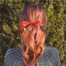 Blonde haare mit pony haarschnitt mit pony haare und beauty frisur männer frisuren mit pony mittellang haut und haar geflochtene. For Those Who Can T Rock A High Pony Here S The Loose Perky Pony The Brunette Blend