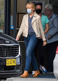 List of mass shootings in the united states in 2021. Toni Collette Masks Up As She Films Netflix Drama Pieces Of Her In Sydney Aktuelle Boulevard Nachrichten Und Fotogalerien Zu Stars Sternchen