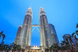 The integrated train system is the most convenient way to travel. Petronas Twin Towers Eintrittskarte Kuala Lumpur 2021