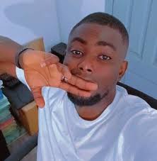 Kadja 302 joue son disstrack contre Didi B lors de son concert au palais de  la culture.