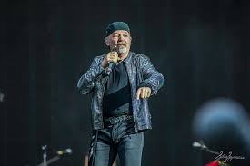 Molti fan hanno già prenotato i biglietti per il ritorno sul palco del loro idolo. Le Quattro Canzoni Piu Una Cover In Cui Vasco Canta La Parola Natale Spettakolo It