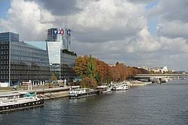 Télévision française 1, plus connue sous son sigle tf1, est la première et plus ancienne chaîne de télévision généraliste nationale française créée le 6 janvier 1975 à la suite de la. Tf1 Tower Wikipedia