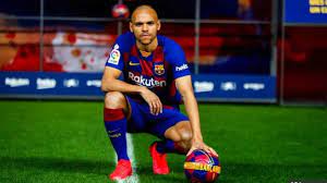 After the death of bob marley in 1981, the wailers continued, led by aston barrett and junior marvin.the band continued to play a heavy worldwide touring schedule, and recorded as backing band with several singers. Chris Brown Lookalike Braithwaite Trolled After Hilarious Skills At Barcelona Unveiling Video Citi Sports Online