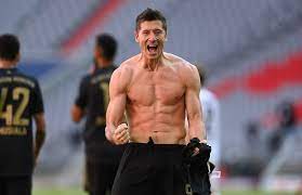 Augsburg to jeden z ulubionych rywali roberta lewandowskiego. Bayern Munich S Robert Lewandowski Breaks Gerd Muller S Goal Record Vs Augsburg Givemesport
