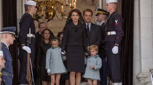 The smoke has been caused by some explosive reaction, such as the detonation of a firearm cartridge. Natalie Portman Spielt Jackie Film Tv Serien