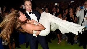 Sofia vergara revisited some painful memories involving the untimely passing of her brother, rafael. Inside The Emmy After Parties Sofia Vergara Dances Breaking Bad Stars Celebrate And Julia Roberts Ditches Her Shoes Variety