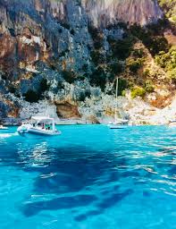 Per giungere alla piscina di venere si percorre una lunga scalinata, tracciata sul promontorio per raggiungere il livello del mare, dove il continuo mutare del paesaggio lascia senza fiato. Piscine Di Venere Sardegnaturismo Sito Ufficiale Del Turismo Della Regione Sardegna
