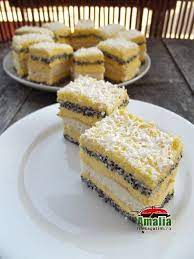 Amestecam cu o lingura pentru a nu se lasa bezeaua. Prajitura Cu Mac Si Crema De Vanilie Cake Recipes Homemade Cakes Desserts