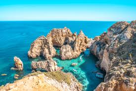 Das land ist untrennbar mit dem meer verbunden und verfügt über mehr als 800 kilometer verlockende atlantikküste. Algarve Tipps Die 11 Schonsten Strande Orte Felsformationen Inkl Map