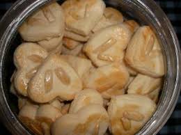 The recipe uses both baking powder and baking soda as leavening agents. Kuih Raya What Can We Say We Just Love Baking And Food