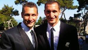 Visualizza il profilo di claudio chiellini su linkedin, la più grande comunità professionale al mondo. Fuorigioco Dinastia Chiellini Dai Libri Alla Juve In Famiglia La Regola E Laurea