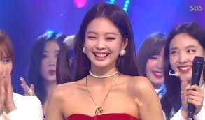 Nayeon, jennie, and jisoo are best friends although they belong to different groups . Here S How Twice S Nayeon Made Jennie Into The Star Of The Night Koreaboo