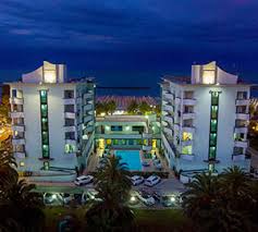 The apartment features 3 bedrooms, a tv, an equipped kitchen with a fridge and an oven, a washing machine. Residence Michelangelo Appartamenti Sul Mare Per Vacanze A San Benedetto Del Tronto Nelle Marche