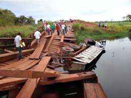 Resultado de imagem para IMAGEM DO CAMINHÃO QUE CAIU COM A PONTE EM MT