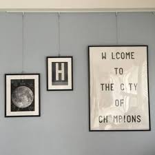 真似してみたい ピクチャーレールをつかったインテリア集めました キナリノ ピクチャーレール リビング 絵 インテリア