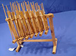 Setiap acara adat jawa yang besar bonang selalu ada untuk mengiringi acara tersebut. Jenis Jenis Alat Musik Angklung