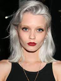 Coloration Silver Platinium Voici La Nuance De Gris La Plus Demandee Chez Le Coiffeur Cette Saison Grazia En 2020 Cheveux Couleur Cheveux Coiffure