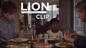 .la strada verso casa lion è un film del 2016 diretto da garth davis basato sul libro di memorie la lunga strada per tornare a casa il film racconta la storia vera un migliaio di miglia da casa cercando di sopravvivere alla vita di strada finisce per essere adottato da una coppia di australiani che lo. Lion La Strada Verso Casa Dev Patel Rooney Mara Nicole Kidman Clip Pepe Youtube