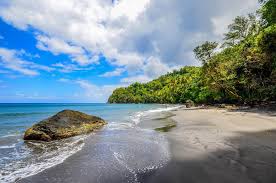 Martinique is one of the windward islands that is situated northwest of barbados, south of the island of dominica and north of saint lucia.the island is bounded by the north atlantic ocean in. Karibisches Inselparadies Martinique Urlaubsguru