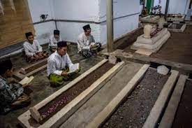 Didalam islam, ziarah kubur menjadi salah satu sarana agar umat muslim selalu mengingat kematian serta senantiasa menjaga dan meningkatkan keimanan mereka. Empat Motivasi Ziarah Kubur Menurut Syekh Nawawi Banten