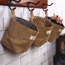 13 Facons D Utiliser La Toile De Jute En Mode Et En Deco Toile De Jute Rangement Sac Tentures Murales En Tissu