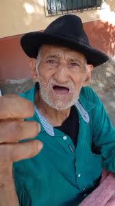 ANCIANITO QUE ASEGURA SER DE SAN NICOLÁS, ESTELÍ SE ENCUENTRA UN POCO  DESORIENTADO AL NO UBICAR SU CASA., EL CASO FUE REPORTADO POR UNA SEGUIDORA  QUIEN CONVERSÓ CON EL.