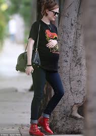 My Baby Bump Rocks Evan Rachel Wood Puts Pregnant Form On Show In Tight David Bowie T Shirt Stylish Maternity Outfits Celebrity Maternity Style Cute Maternity Outfits