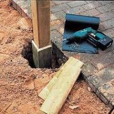 Etancheite D Un Poteau De Vois Enterre Bricolagemaisonjardin Poteau Bois Poteau Bois