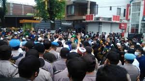 Dua kali masuk penjara dan diterimanya dengan baik. Menyerahkan Diri Dan Siap Dipenjara Pendukung Rizieq Desak Jokowi Usut Penembakan 6 Laskar Fpi Tribun Batam