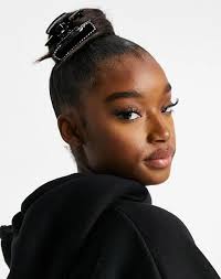 11 Easy Claw Clip Hairstyles to Upgrade Your Casual Looks