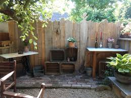 Sichtschutz holzzaun sichtschutz garten guenstig. Unsere Trennwand Zum Nachbarn Gebaut Aus Alten Holzbohlen Garten Pflanzideen Garten Ideen