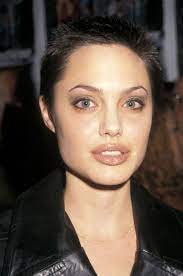 Angelina Jolie Ses Photos Quand Elle Etait Jeune Coupes A La Mode Angelina Jolie Coiffures De Star