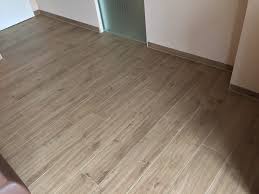 Sockelleisten kann man aus kunststoff, holz oder auch auch fliesen herstellen. Sockelfliesen Schneiden Und Verlegen Magazin Fliesenverkauf Eu