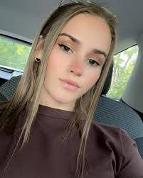 Renee Tracy's Instagram, Twitter & Facebook