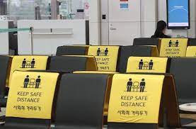 세계보건기구에서는 사회적 거리두기라는 표현 대신 물리적으로만 거리를 두면 된다는 것을 강조하기 위해 물리적 거리두기(physical distancing). 3fln Gg8njtkbm